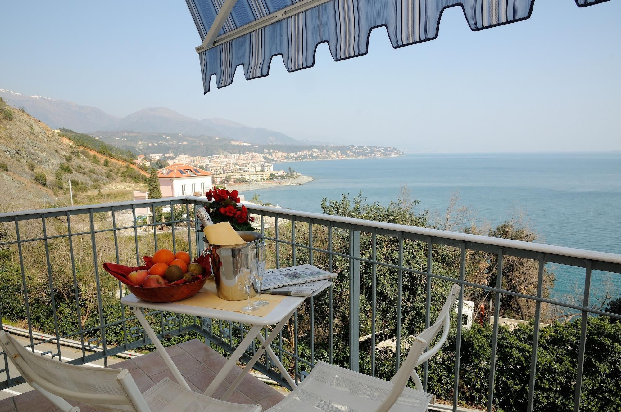 Hotel Puntabella Varazze Kültér fotó